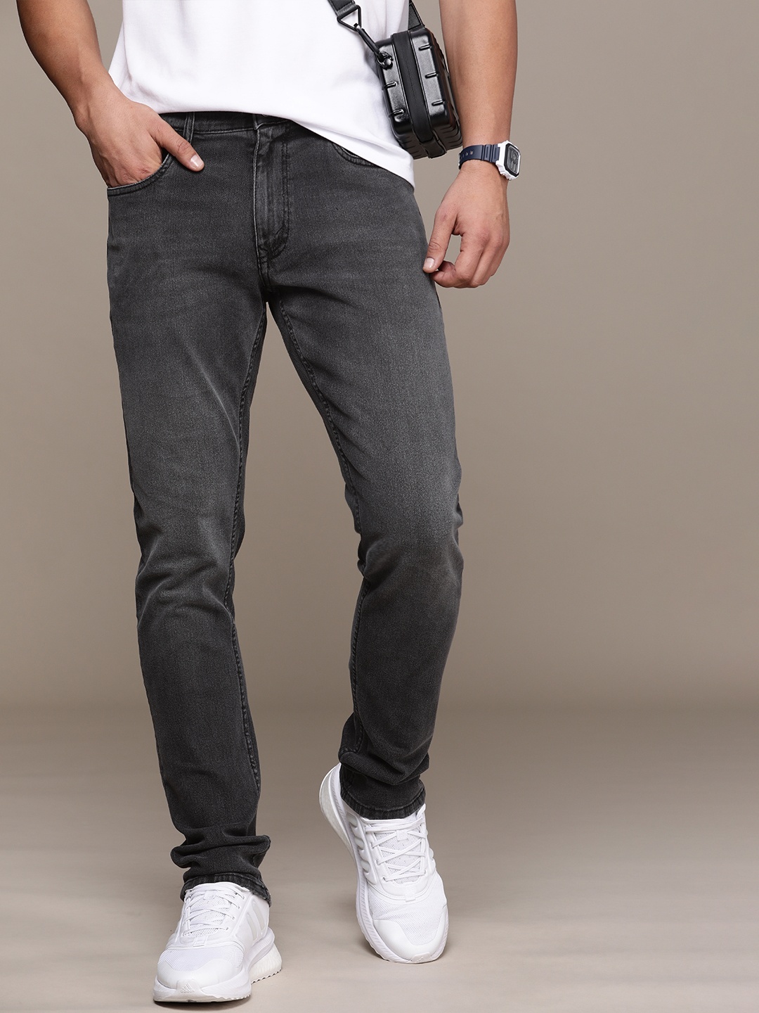 

WROGN Men Slim Fit Mid-Rise Light Fade Stretchable Jeans, Grey