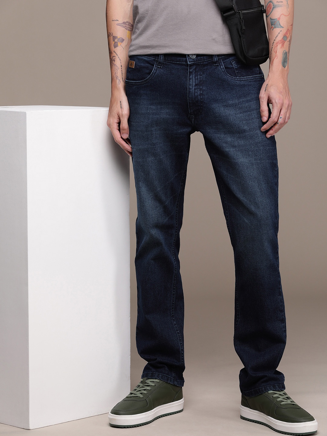 

WROGN Men Straight Fit Light Fade Stretchable Jeans, Navy blue