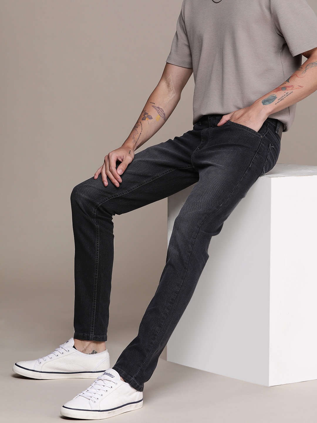 

WROGN Men Slim Fit Light Fade Stretchable Mid-Rise Jeans, Black