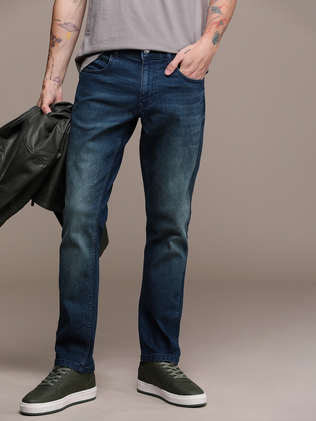

WROGN Men Straight Fit Light Fade Stretchable Jeans, Navy blue