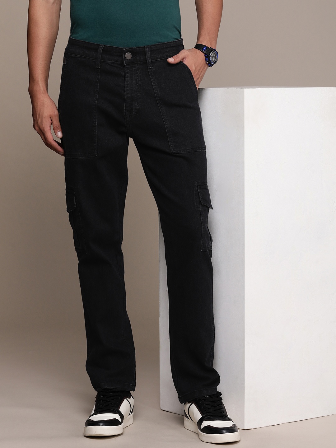 

WROGN Men Cargo Fit Stretchable Mid-Rise Jeans, Black