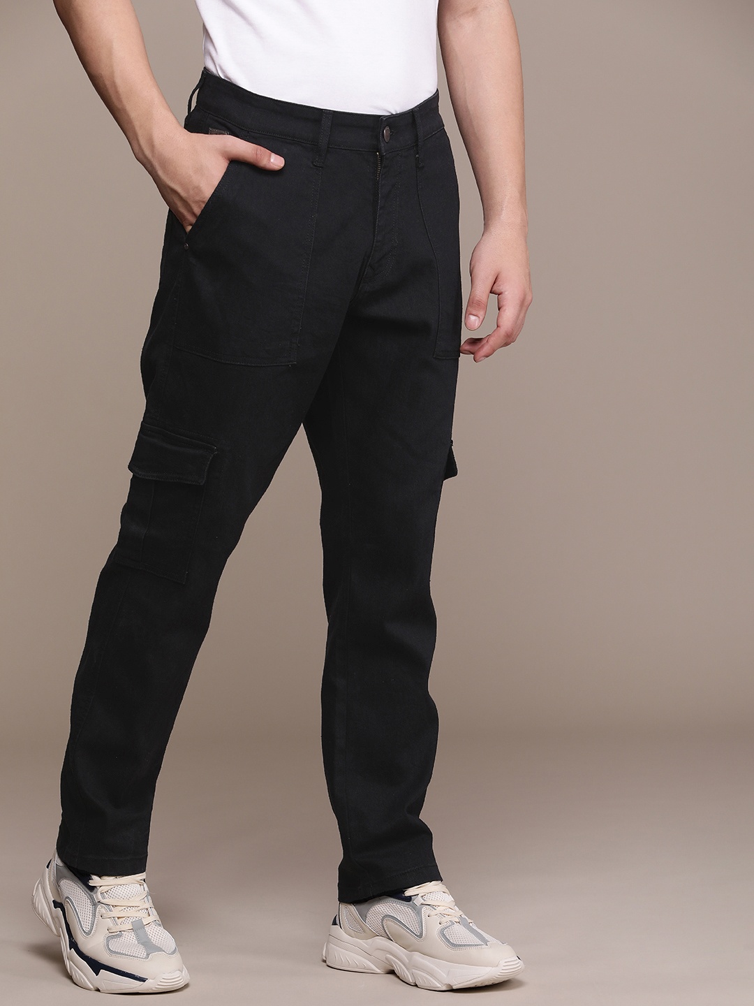 

WROGN Men Cargo fit Stretchable Mid-Rise Jeans, Black