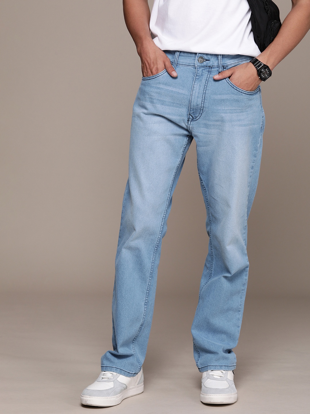 

WROGN Men Light Fade Stretchable Jeans, Blue