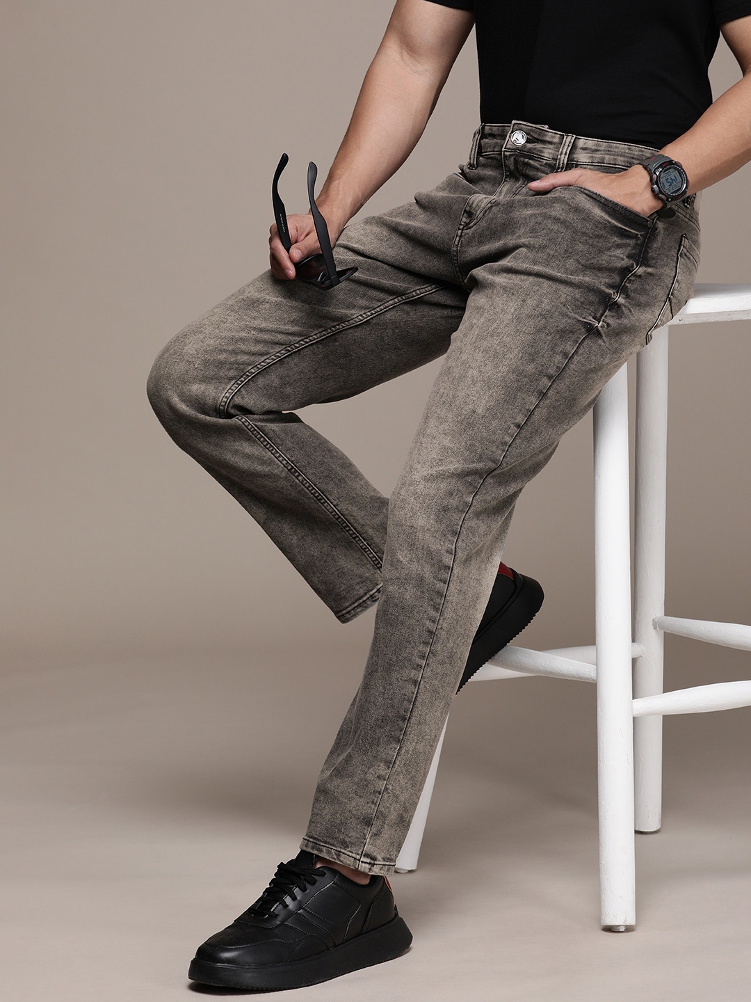 

WROGN Men Relaxed Fit Heavy Fade Stretchable Jeans, Grey