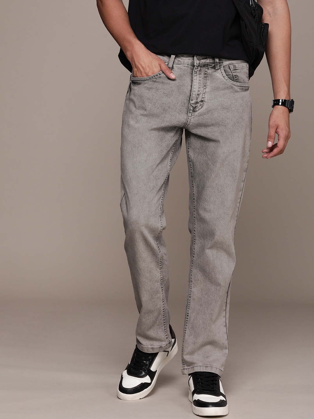 

WROGN Men Relaxed Fit Heavy Fade Stretchable Jeans, Grey