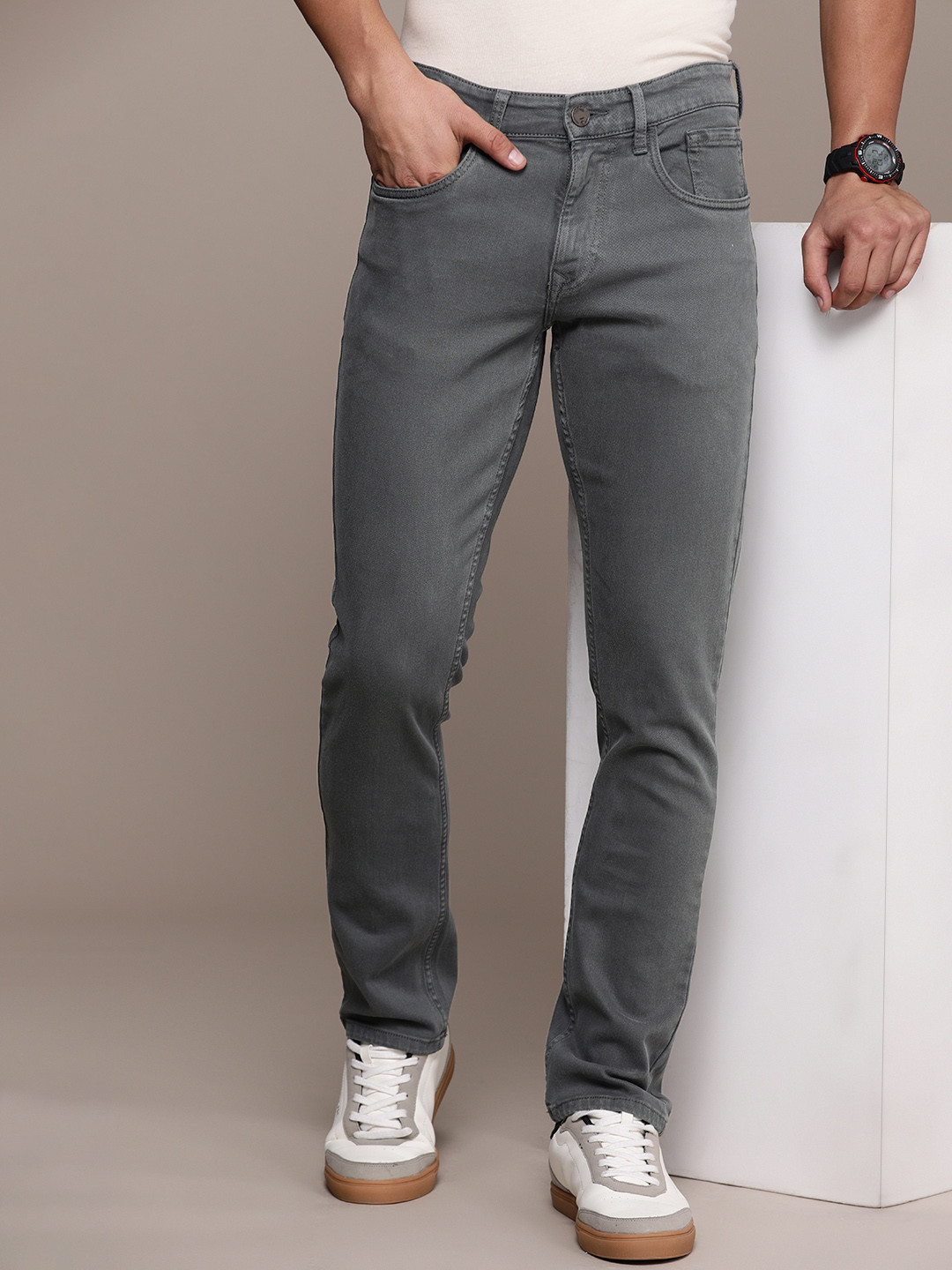 

WROGN Men Straight Fit Stretchable Jeans, Grey