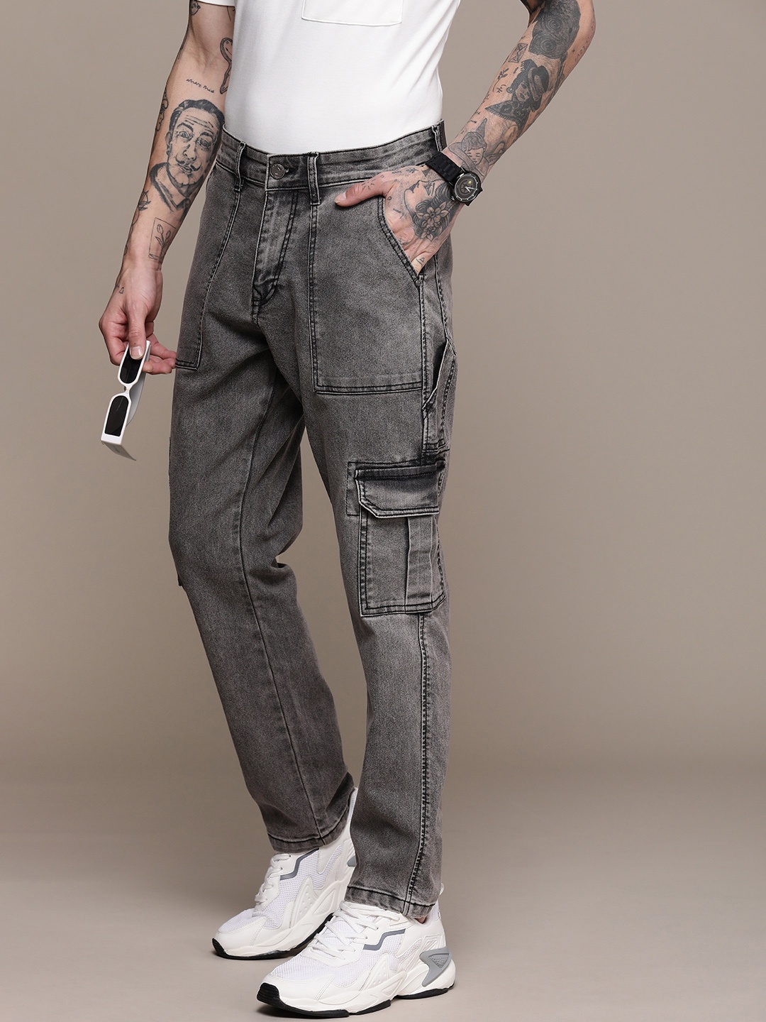 

WROGN Men Cargo Fit Light Fade Stretchable Jeans, Grey