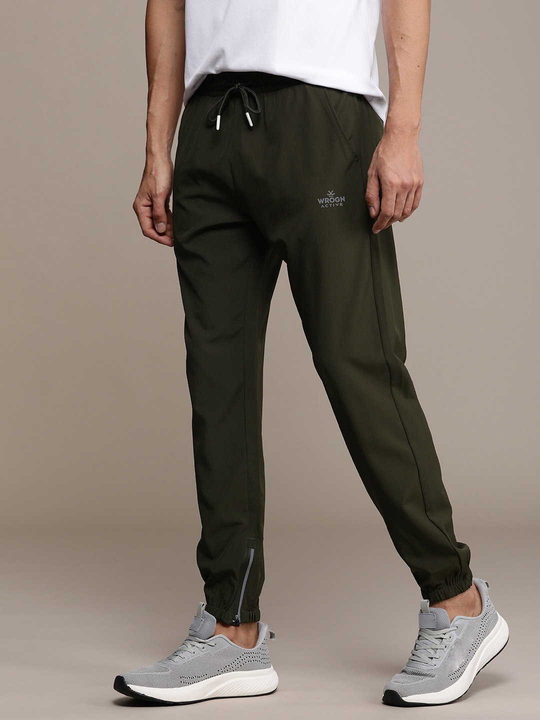 

WROGN ACTIVE Men Solid Joggers, Olive