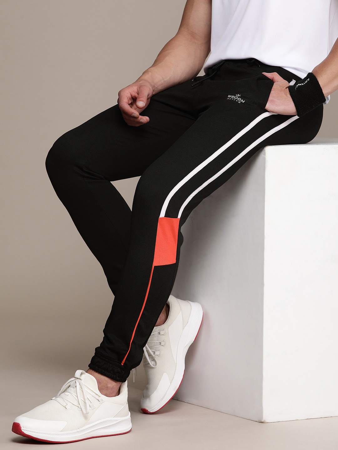 

WROGN ACTIVE Men Brand Logo Printed Mid-Rise Knitted Joggers With Side Stripes, Black