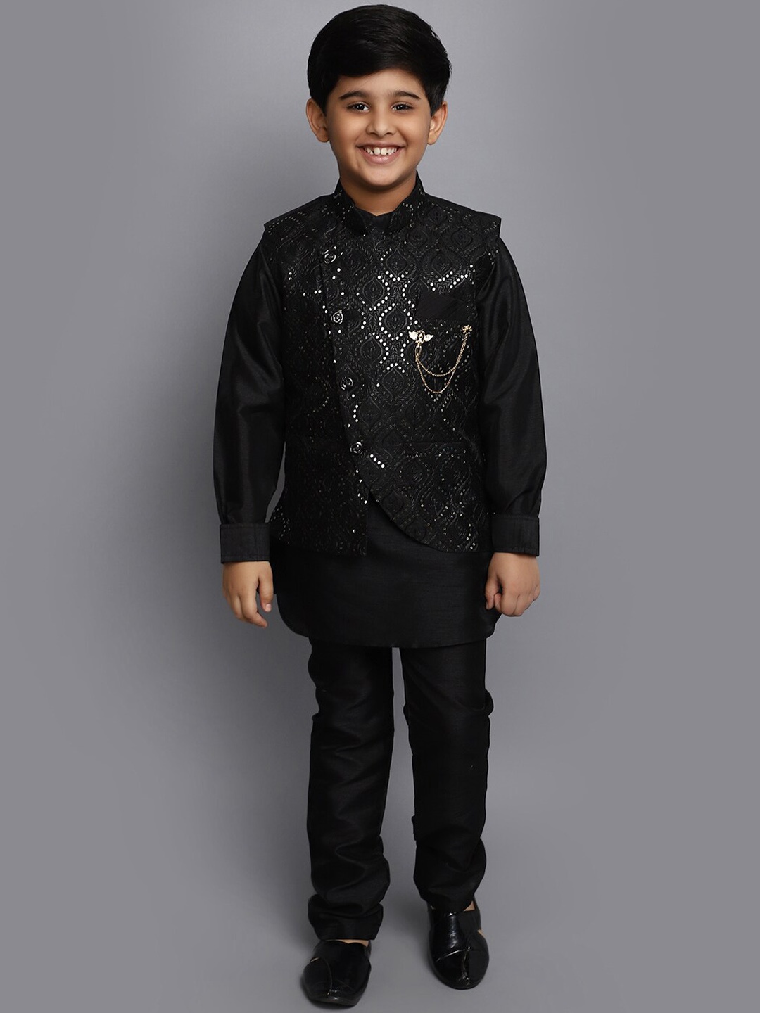 

V-Mart Boys Self-Design Sherwani Set, Black