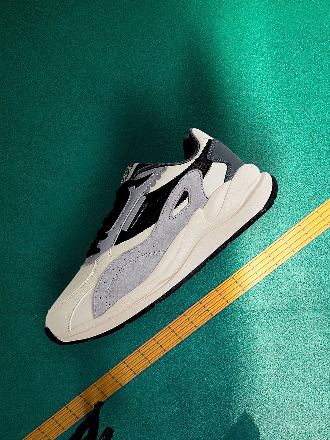 

Xtep Men Colourblocked Wear-Resistant Lightweight Sneakers, White