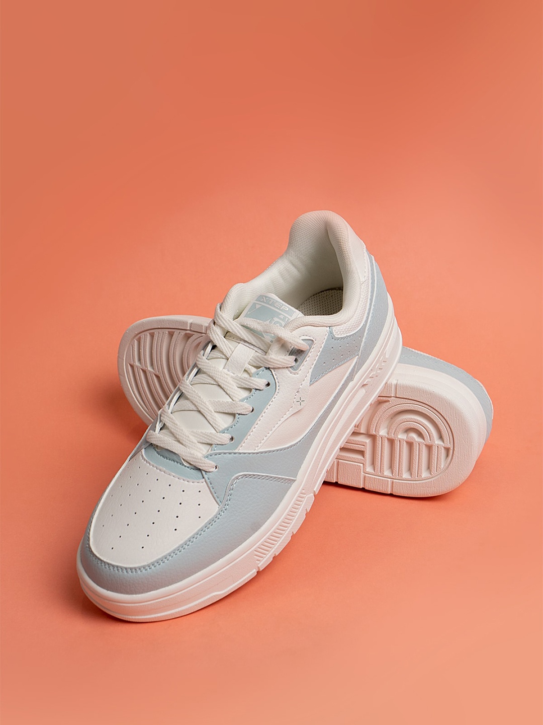 

Xtep Women Colourblocked Sneakers, White
