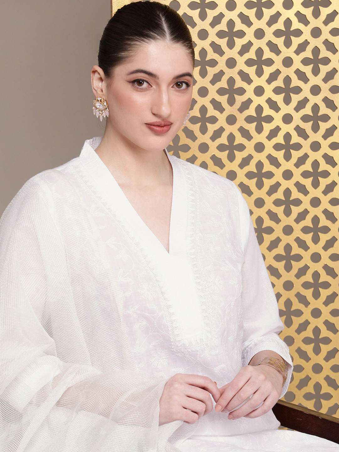 

House of Pataudi Floral Chikankari Embroidered Straight Jashn Kurta with Trousers & Dupatta, White