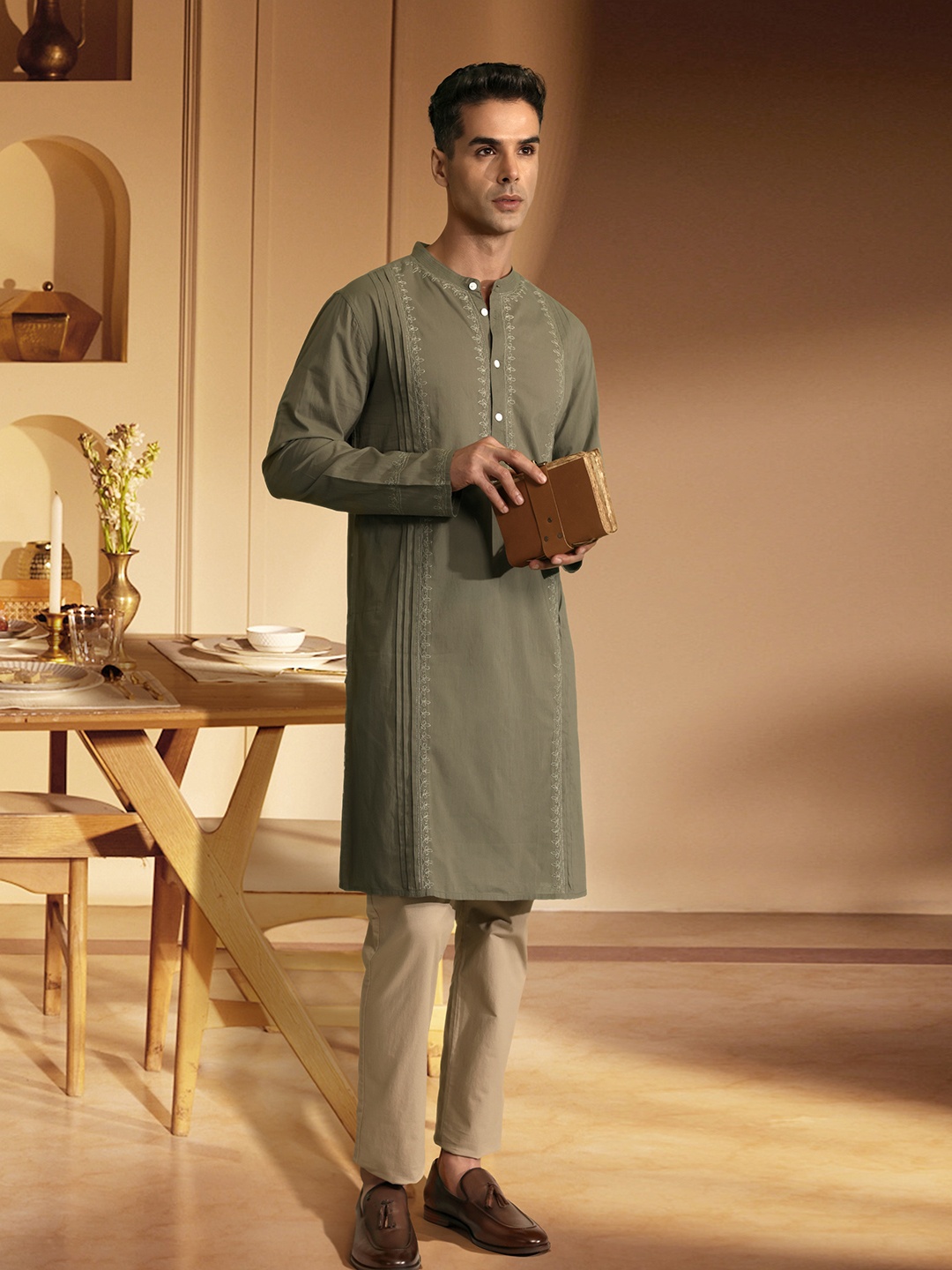 

House of Pataudi Men Jashn Pure Cotton Ethnic Motifs Embroidered Thread Work Kurta, Olive