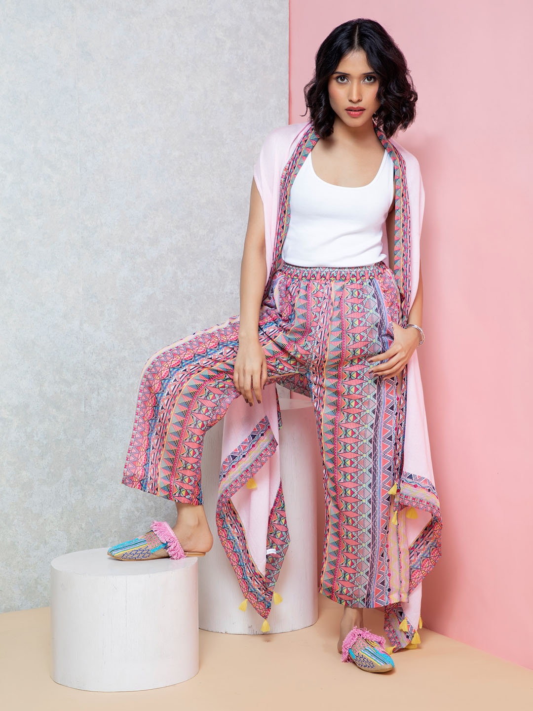 

Rhe-Ana Geometric Printed Sleeveless Open Front Shrug, Pink
