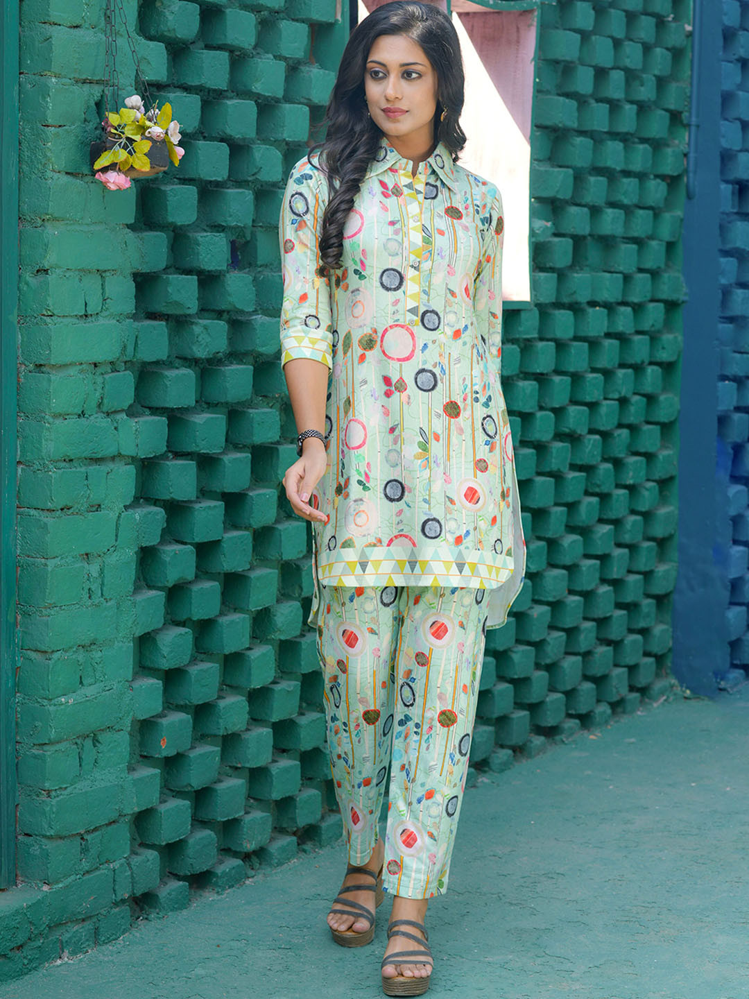 

Idhu Abstract Printed Regular Straight Kurta With Trousers, Green