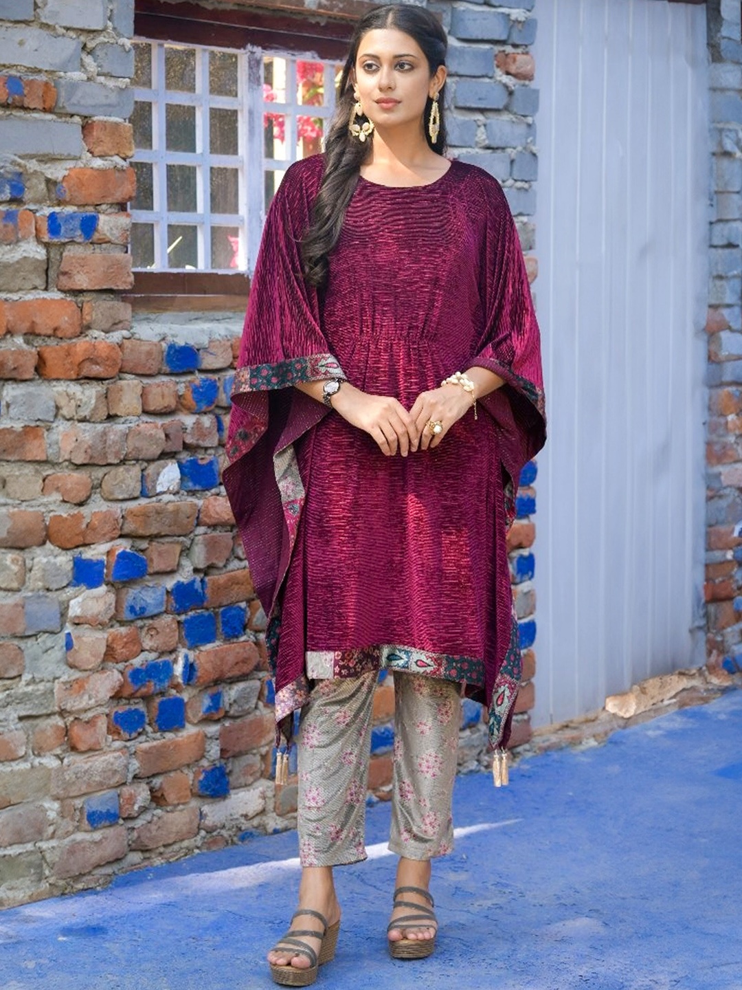 

Idhu Kimono Sleeve Kaftan Kurta with Trousers, Burgundy