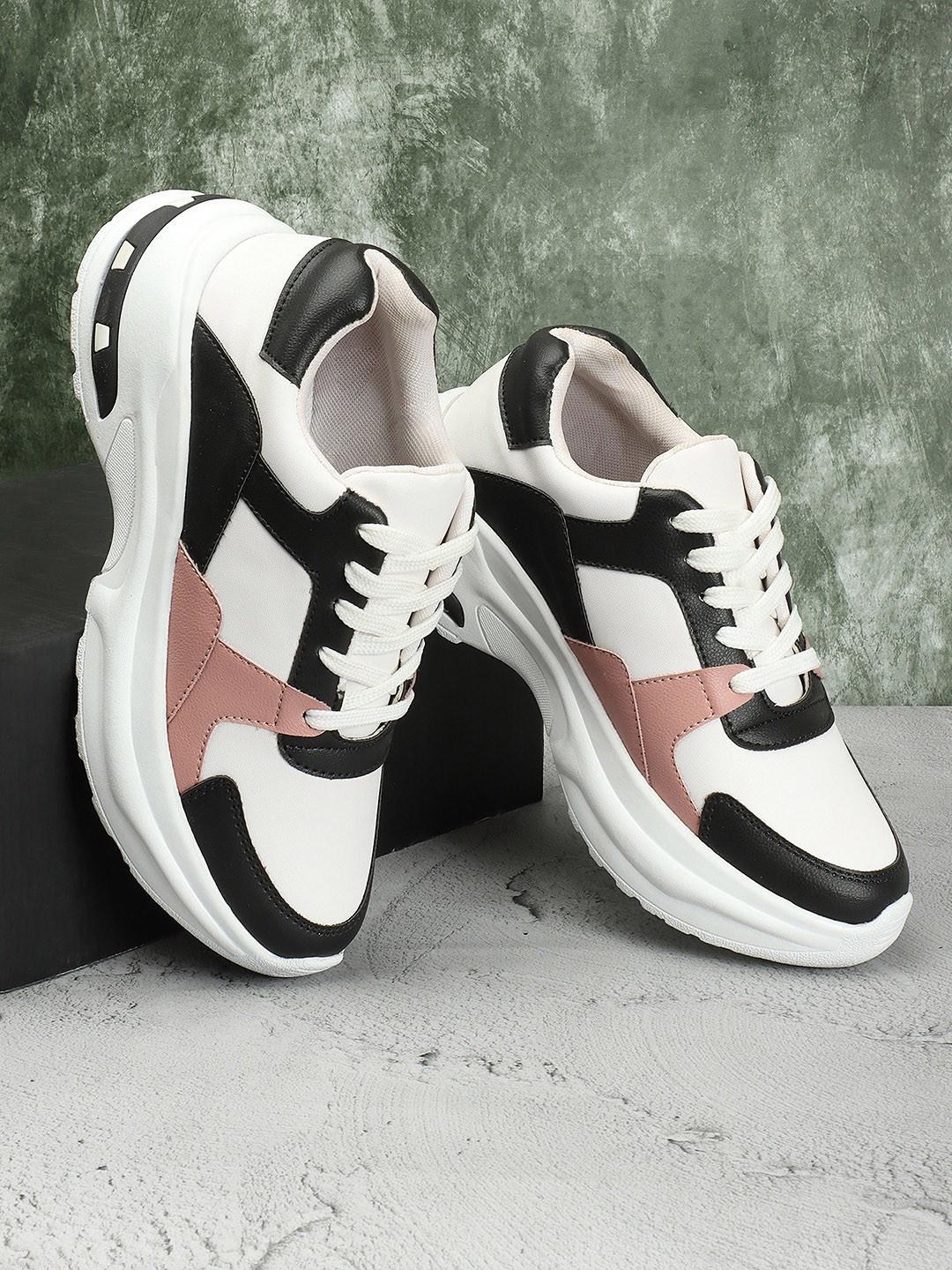 

The Roadster Lifestyle Co. Women White & Black Colourblocked Lightweight Comfort Sneakers