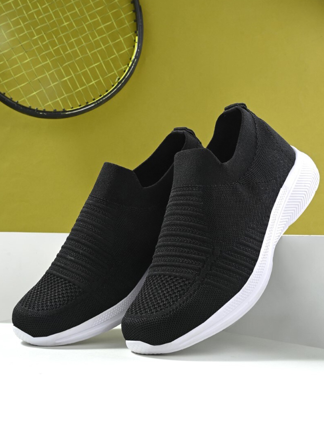 

The Roadster Lifestyle Co. Men Black Breathable Anti-Skid Cushioning PSI Walking Shoes
