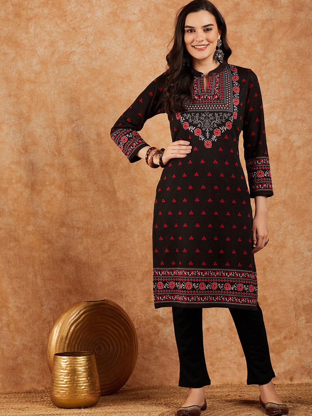 

Sangria Floral Printed Mandarin Collar Winter Kurta & Trousers, Black