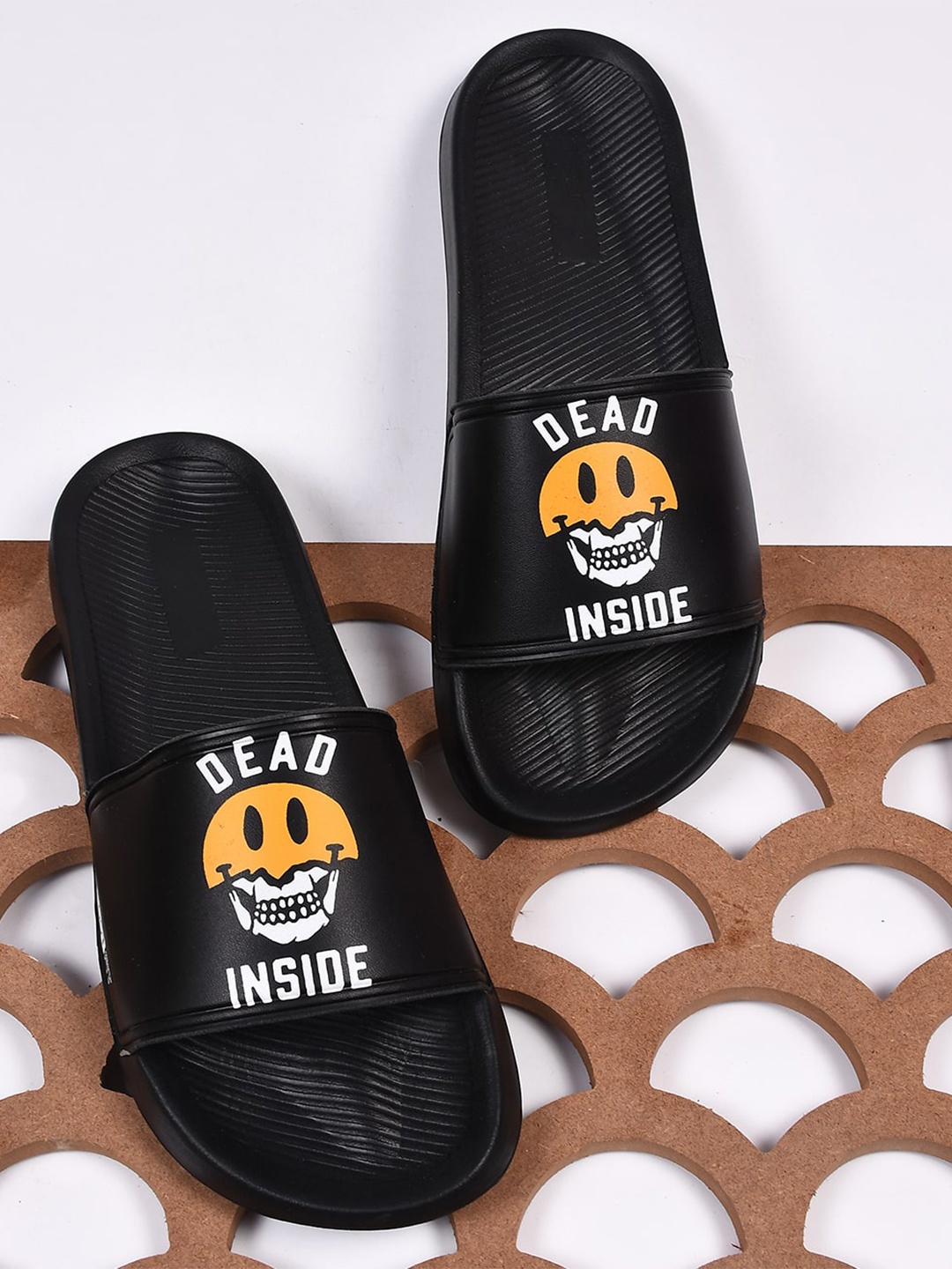 

PERY PAO Men Printed Sliders, Black