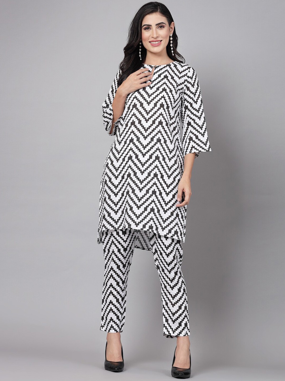 

KALINI Geometric Printed Keyhole Neck Straight Kurta with Trousers, Black
