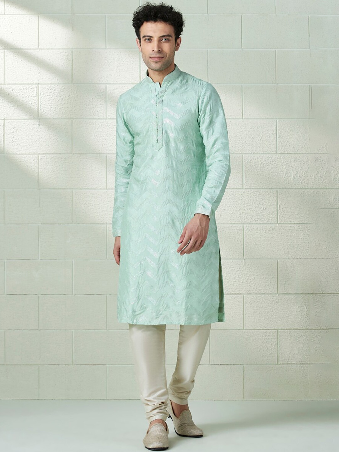 

Twamev Chevron Sequinned Embroidered Regular Kurta With Pyjamas, Green