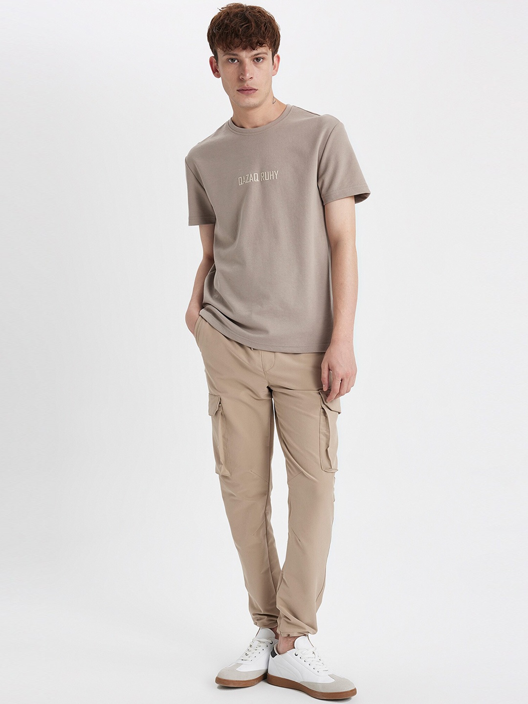 

DeFacto Men Mid-Rise Plain Flat-Front Joggers, Beige