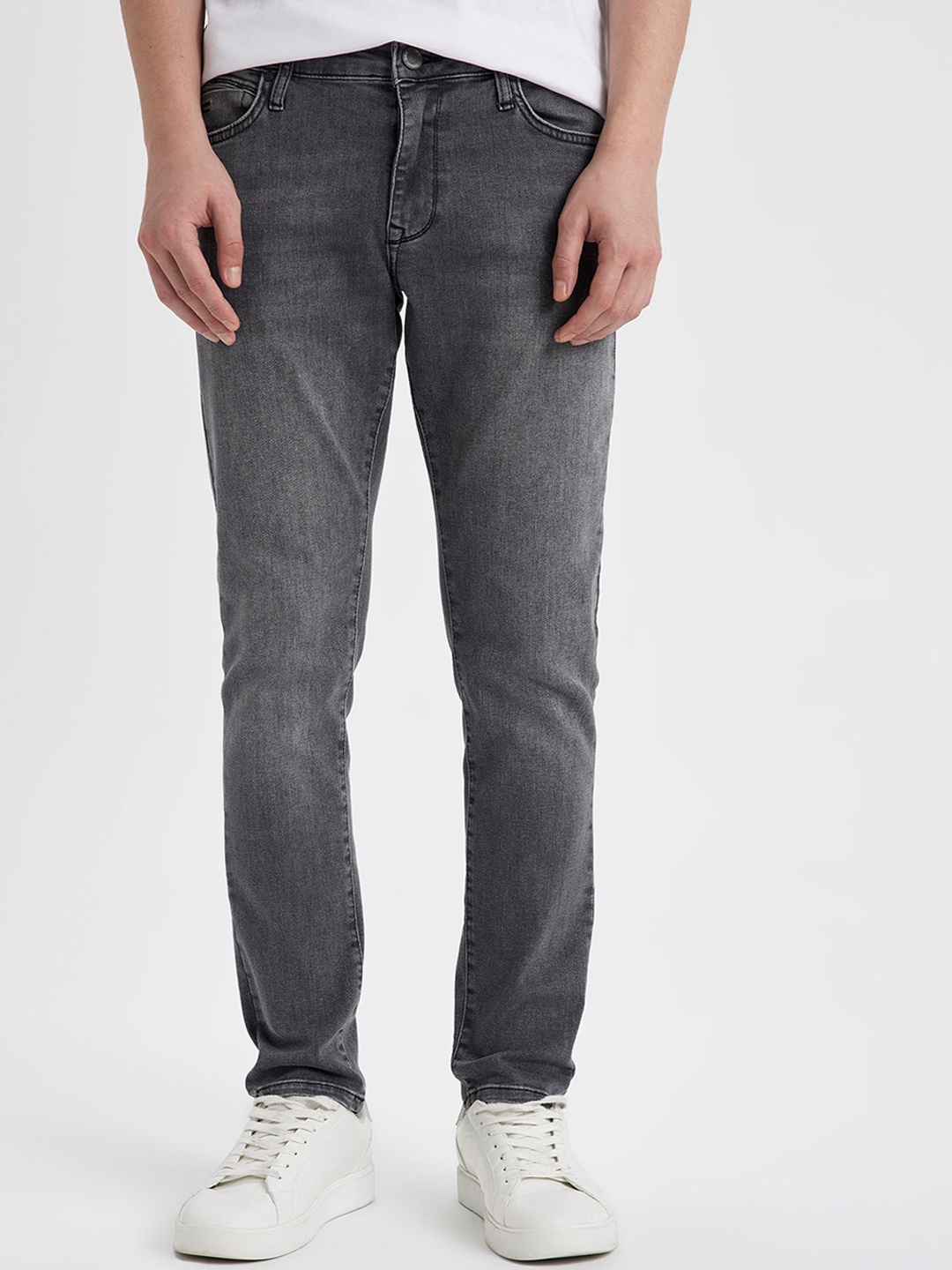 

DeFacto Men Mid-Rise Clean Look Light Fade Stretchable Jeans, Black