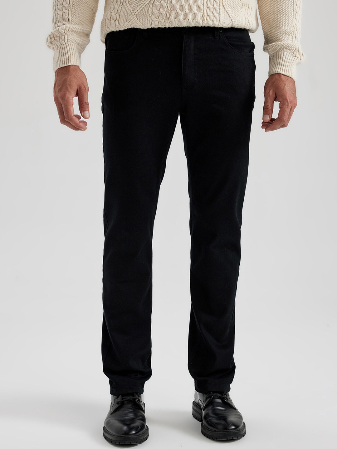

DeFacto Men Regular Fit Mid-Rise Trousers, Black