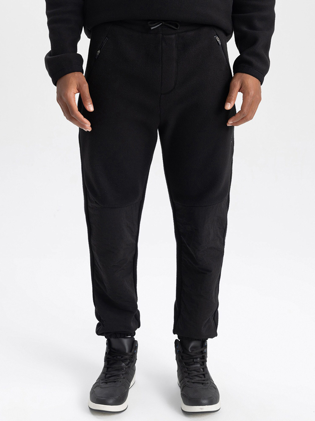 

DeFacto Men Regular Fit Mid-Rise Plain Regular Trouser, Black
