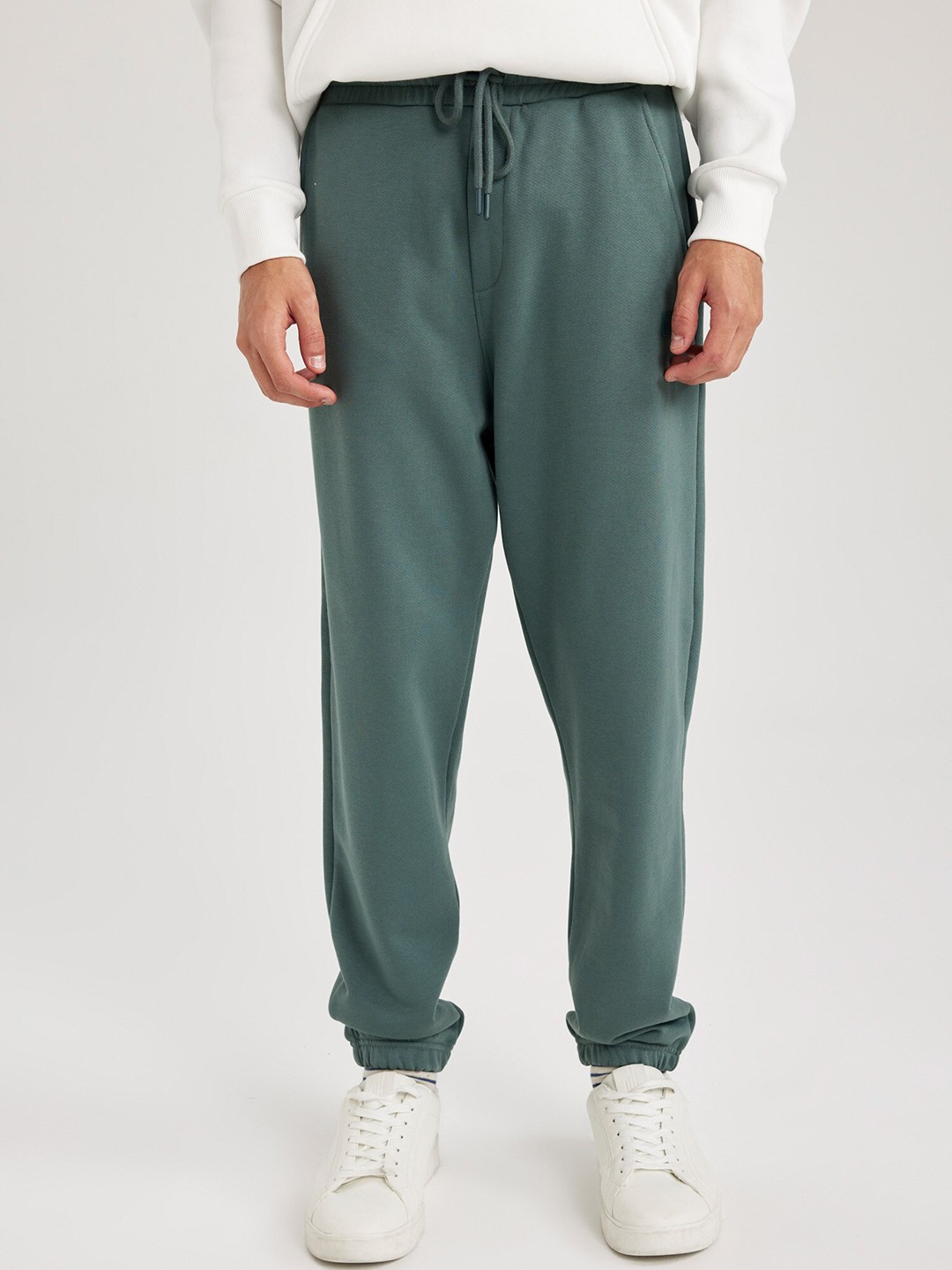 

DeFacto Men Chinos Regular Fit Mid-Rise Trouser, Green
