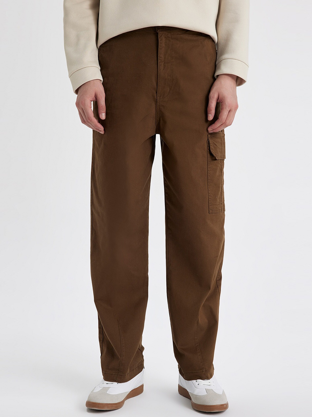 

DeFacto Men Mid-Rise Plain Flat-Front Regular Trousers, Brown