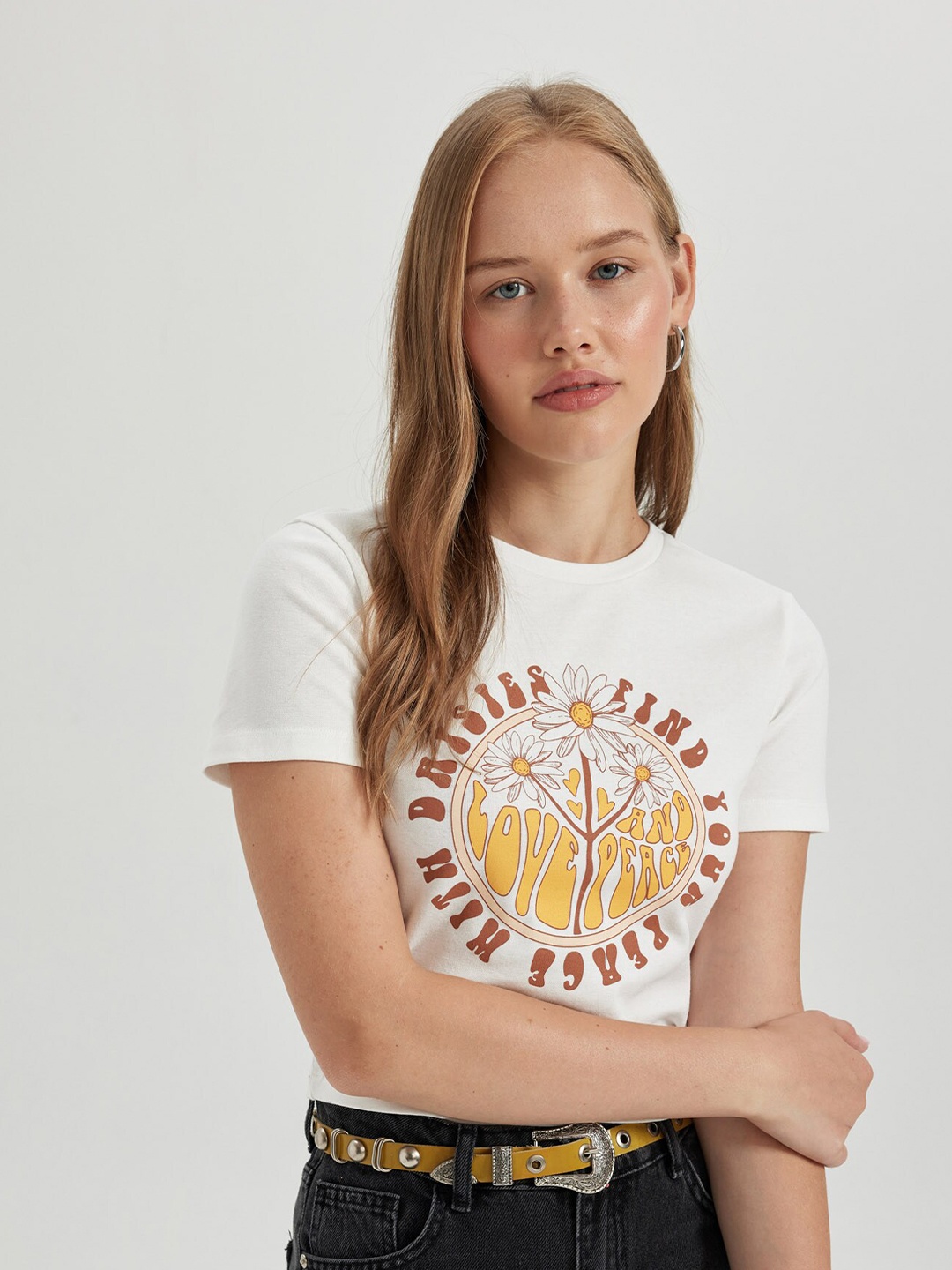 

DeFacto Typography Printed Short Sleeves Crop T-shirt, White