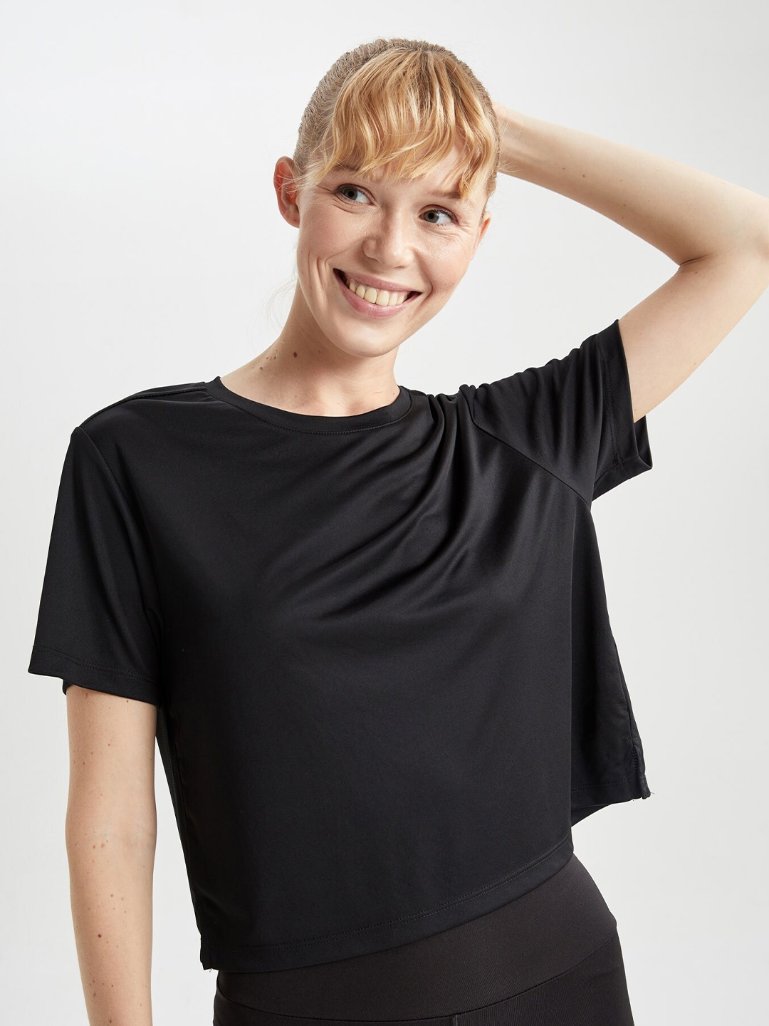 

DeFacto Round Neck Short Sleeves T-shirt, Black