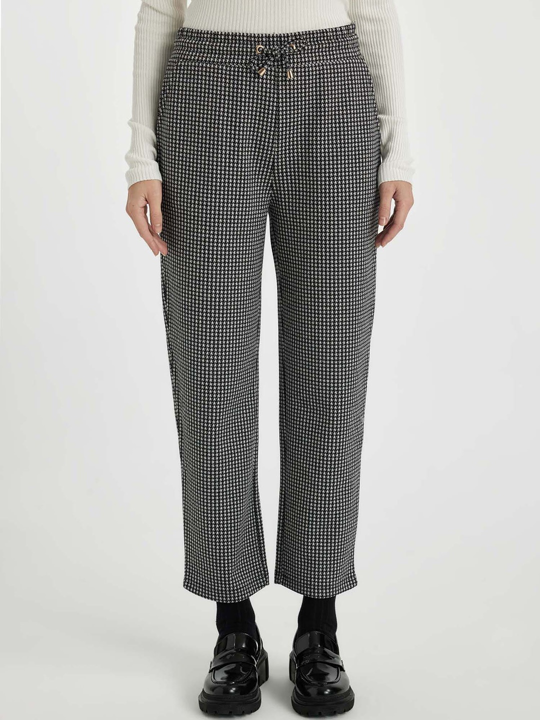 

DeFacto Women Checked Regular Fit Mid-Rise Plain Regular Trousers, Black