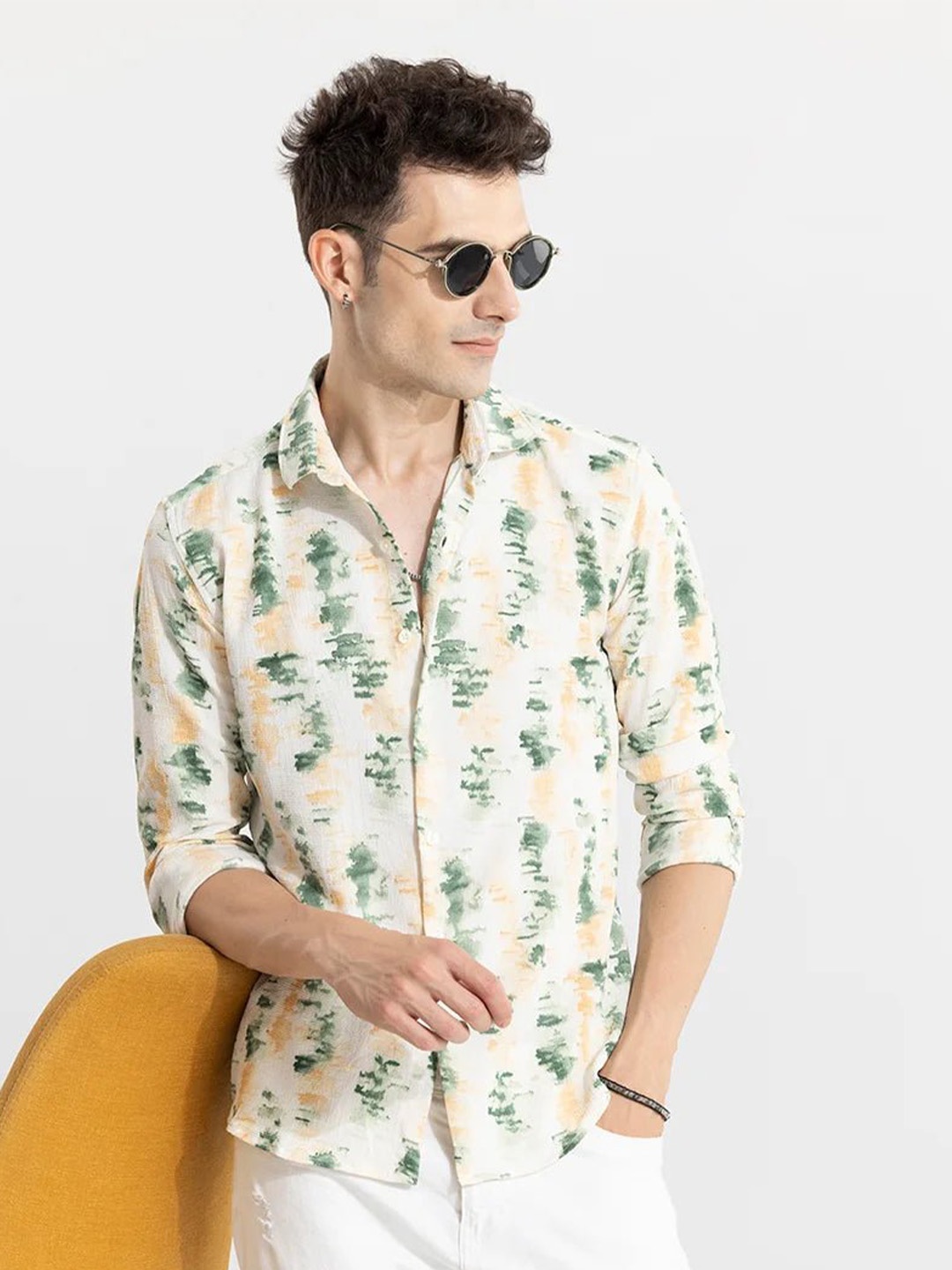 

Snitch Off White & Green Classic Slim Fit Abstract Printed Casual Shirt