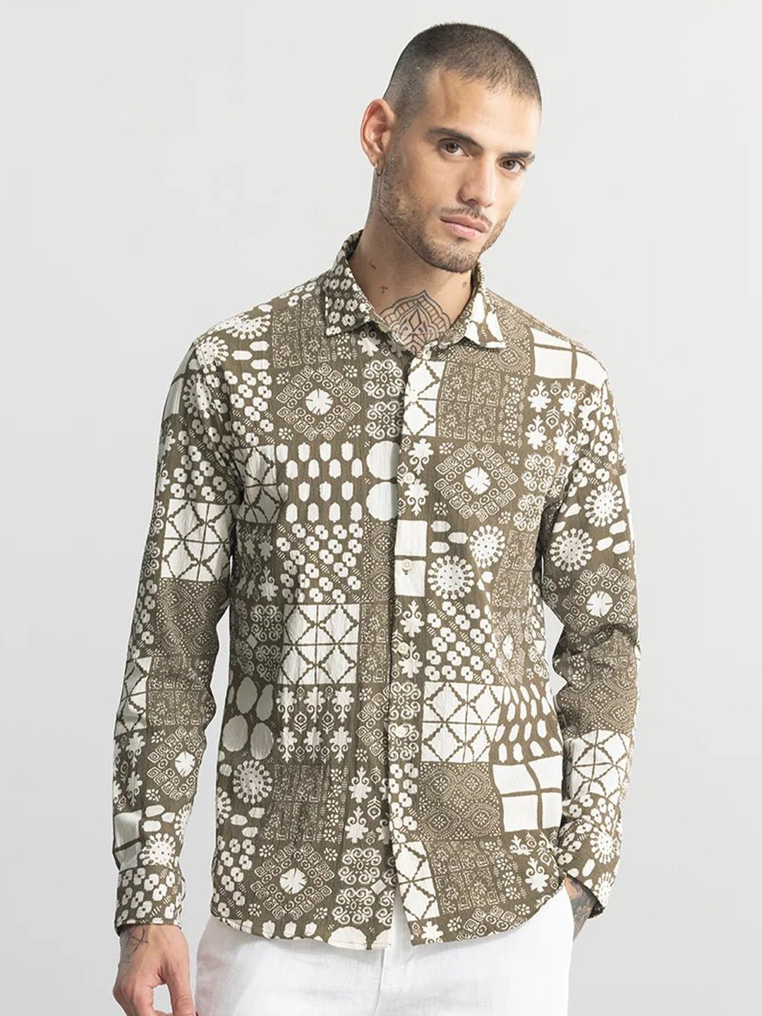 

Snitch Green Classic Slim Fit Geometric Printed Casual Shirt