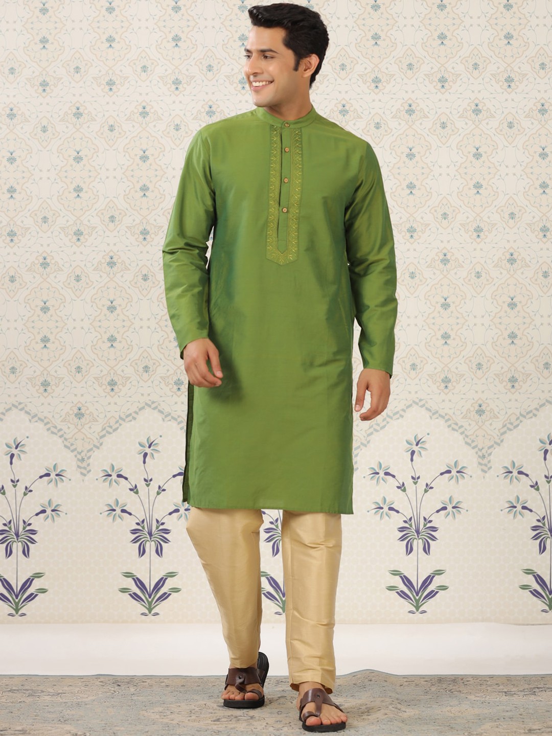 

Ode by House of Pataudi Green Mandarin Collar Thread Work Straight Kurta