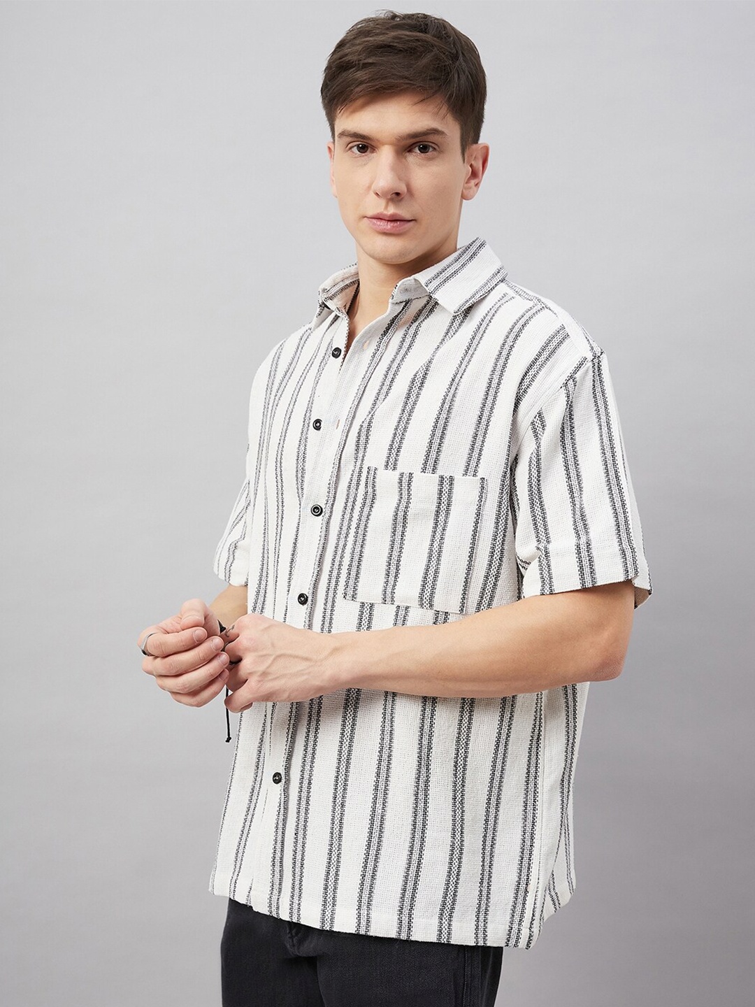 

CHIMPAAANZEE Oversized Vertical Striped Spread Collar Casual Shirt, White