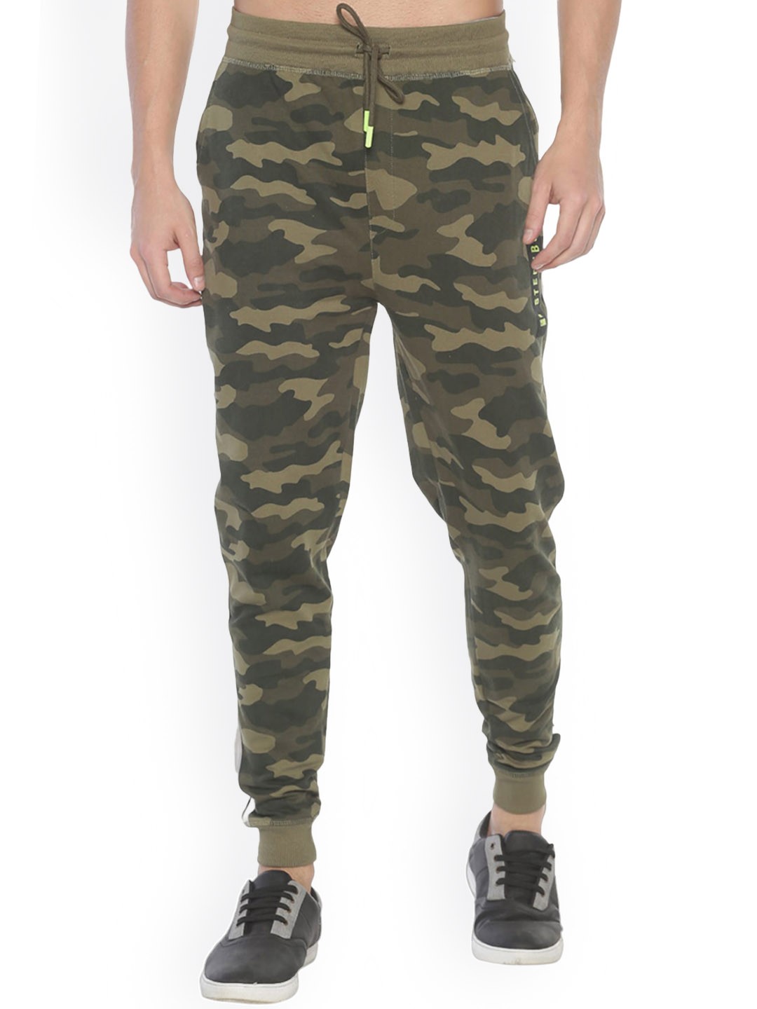Steenbok Men Camouflage Printed Mid Rise Straight Fit Cotton Joggers, Olive