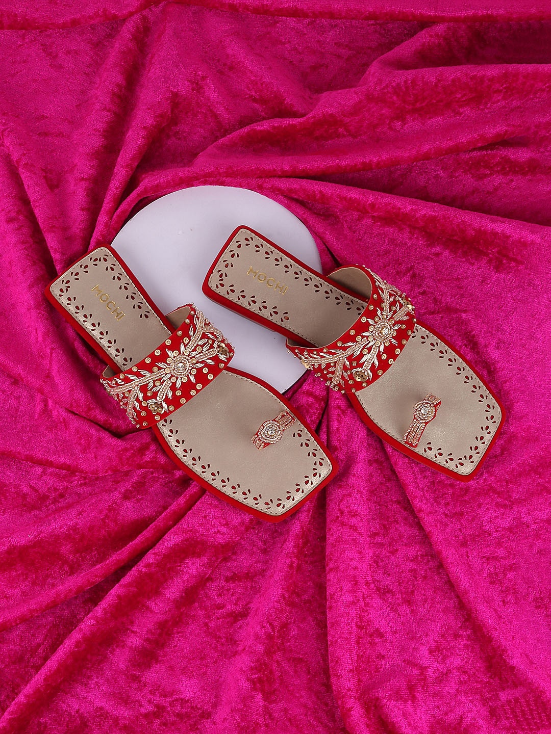 

Mochi Ethnic Embellished One Toe Flats, Red
