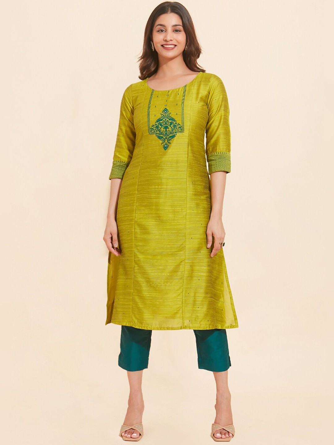 

Maybell Floral Yoke Design Straight Kurta, Green