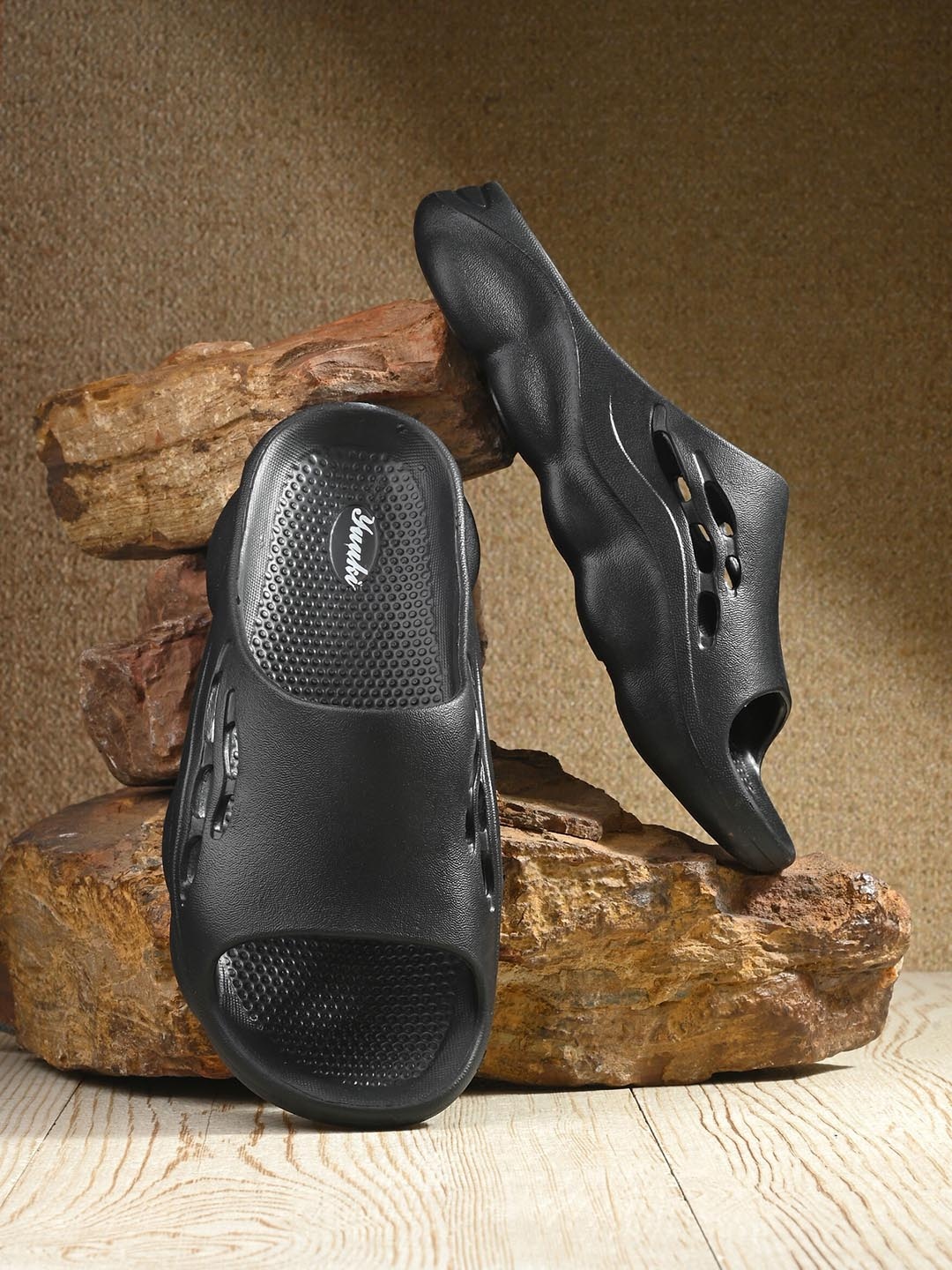 

Yuuki Men Textured Open Toe Sliders, Black