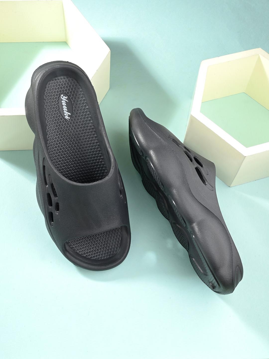 

Yuuki Men Cut Out Detail Rubber Sliders, Grey
