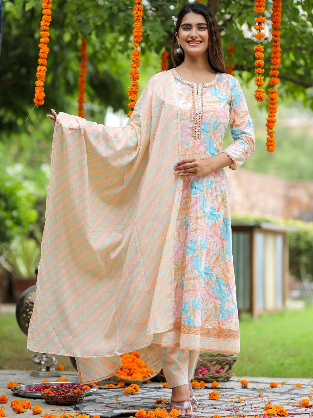 

DOISA Floral Printed Pure Cotton Kurta with Trousers & Dupatta, Cream