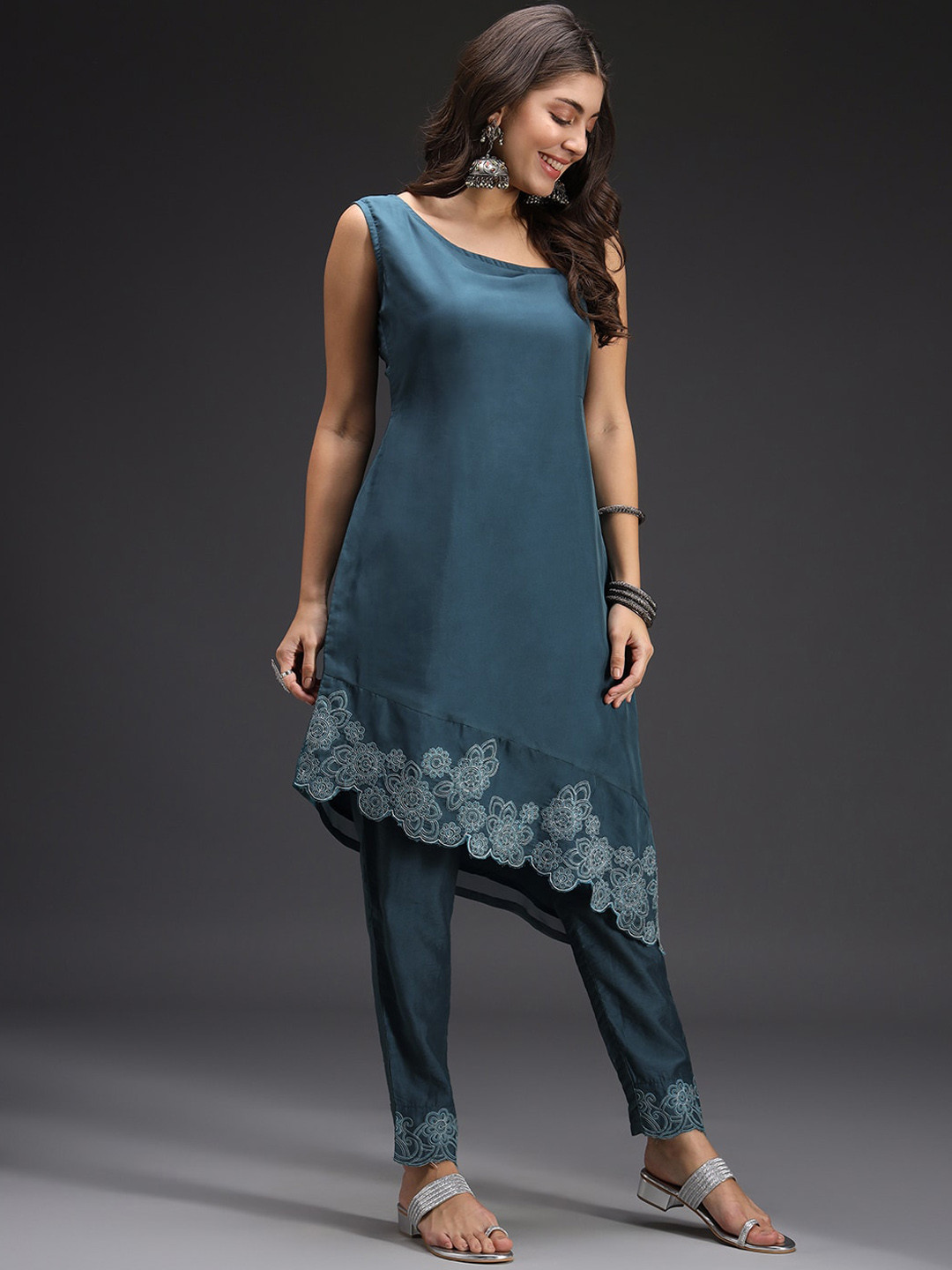 

HEEPOSH Floral Embroidered Thread Work Kurta With Trousers, Teal