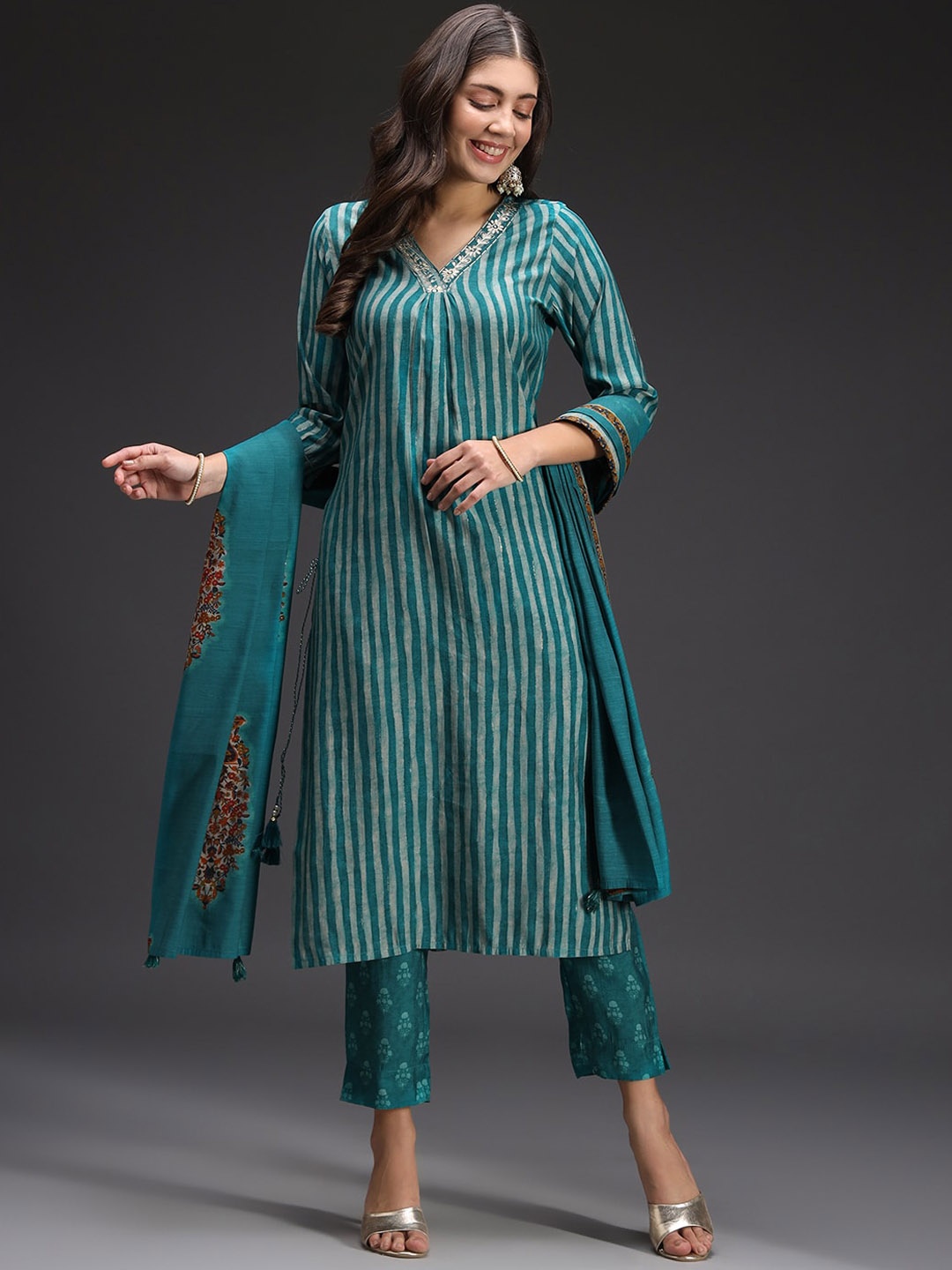 

HEEPOSH Embroidered Kurta With Trousers & Dupatta, Teal
