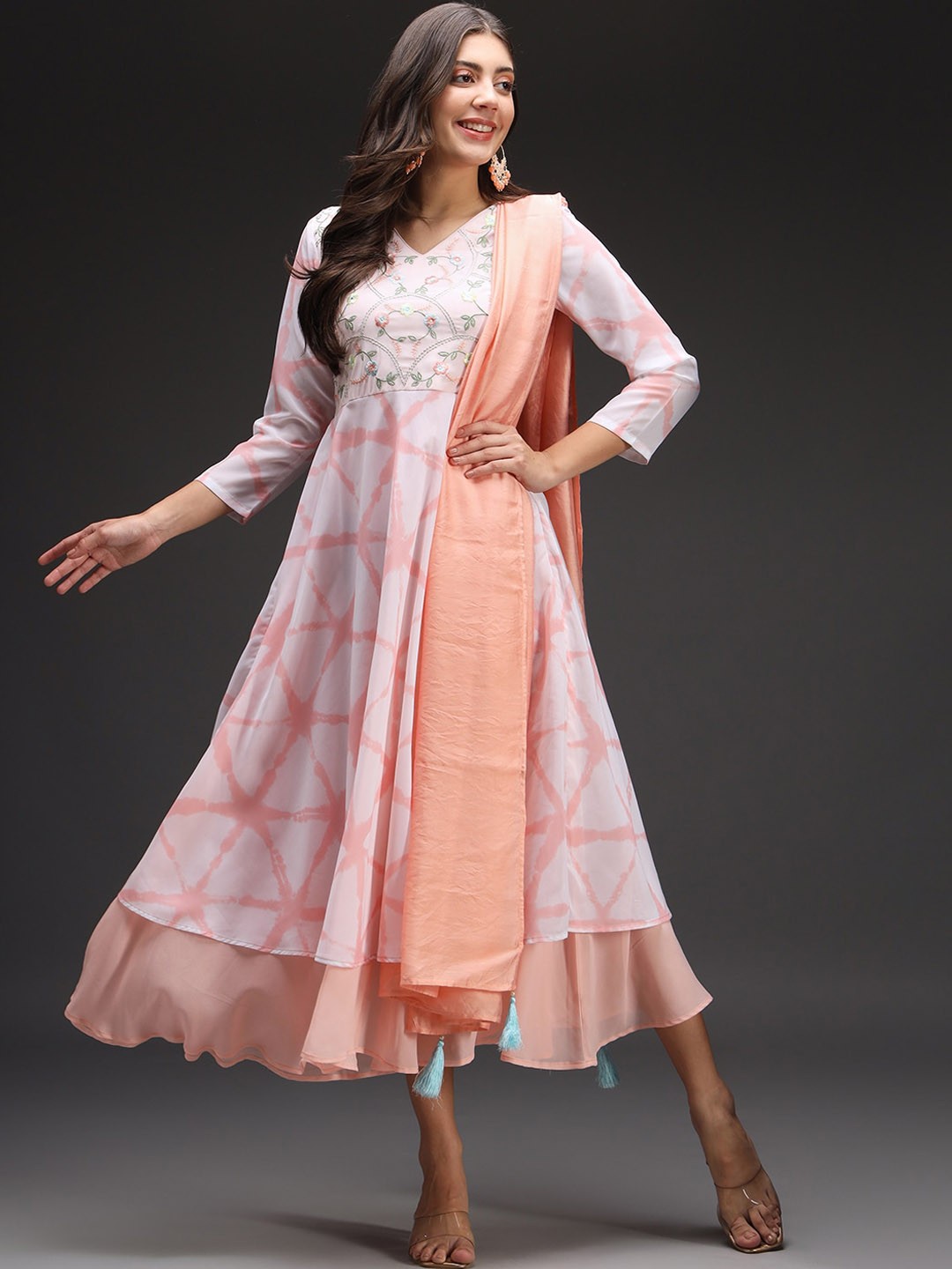 

HEEPOSH Geometric Printed Fit & Flare Ethnic Dresses With Embroidered Detail & Dupatta, Peach