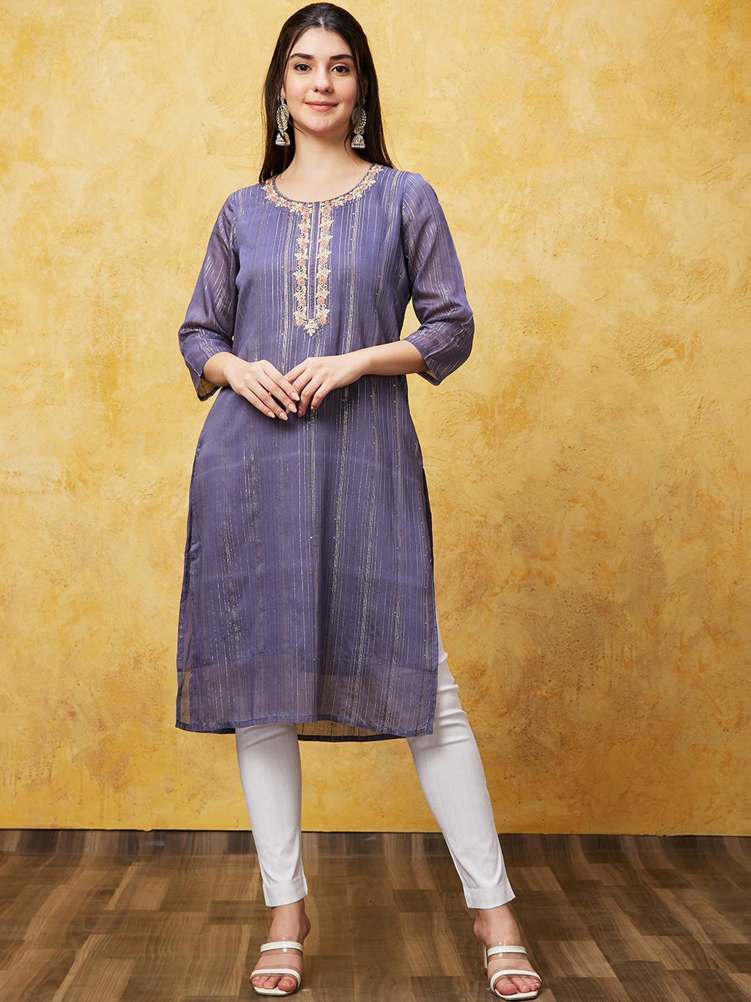 Globus Grey Floral Embroidered Round Neck Kurta